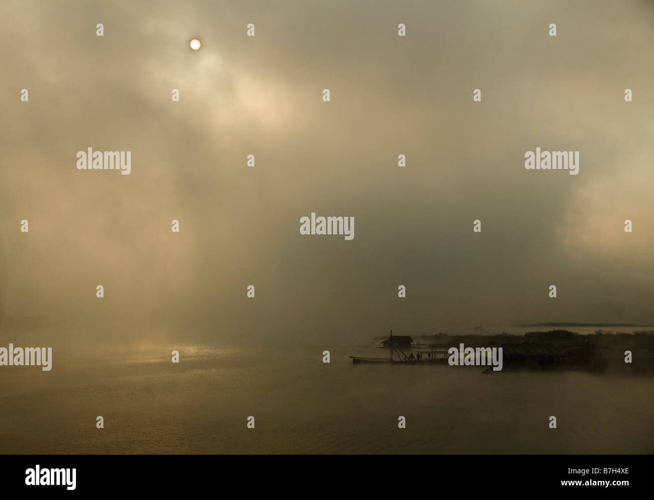 am frühen Morgennebel und Sonne am Khao Laem See in Sangklaburi Thailand Stockfoto