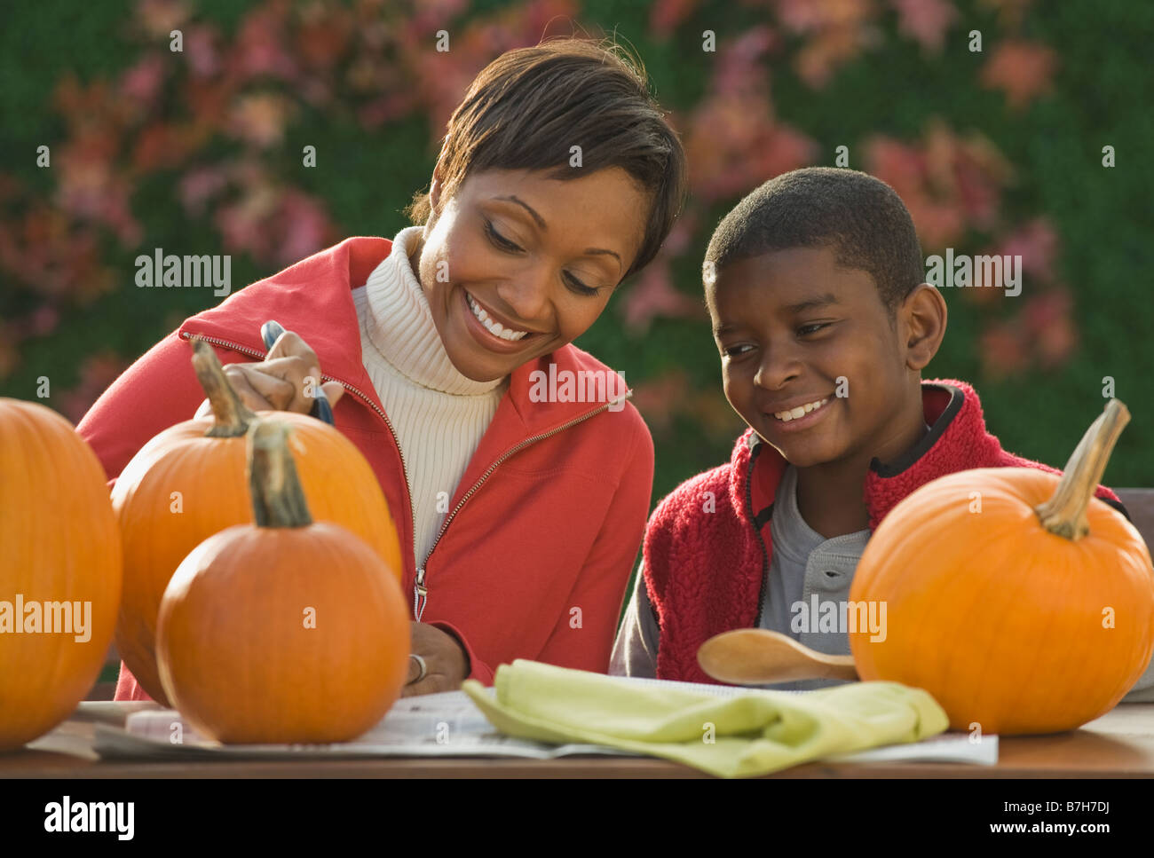 Mutter und Sohn Kürbisse Schnitzen Stockfoto