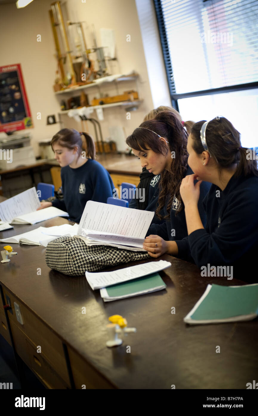 Vier Teenager Mädchen Jahr 9 Schülerinnen und Schüler in einem Klassenzimmer in Penglais secondary School Aberystwyth Wales UK Stockfoto