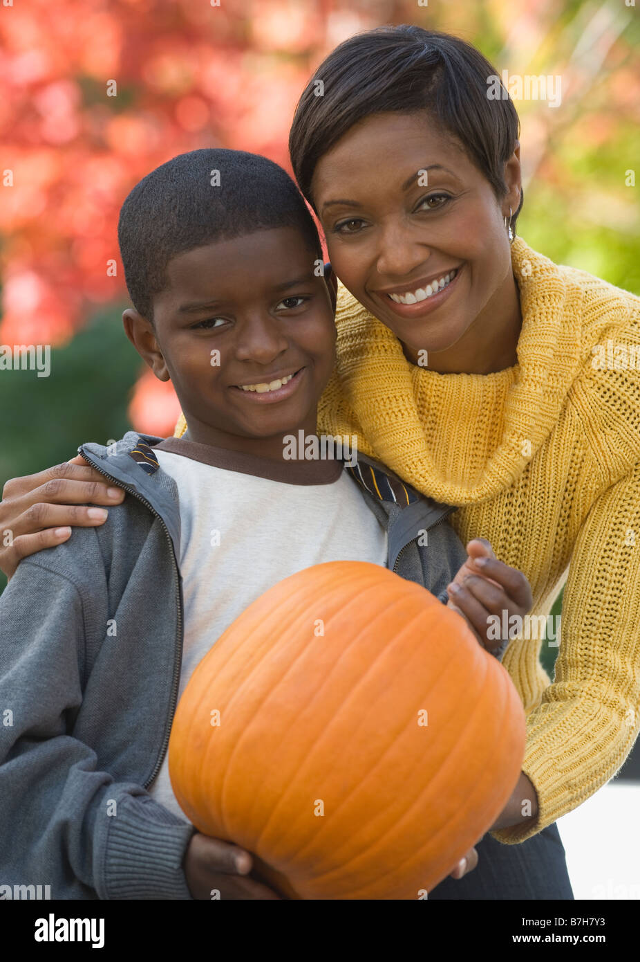 Mutter und Sohn mit Kürbis Stockfoto