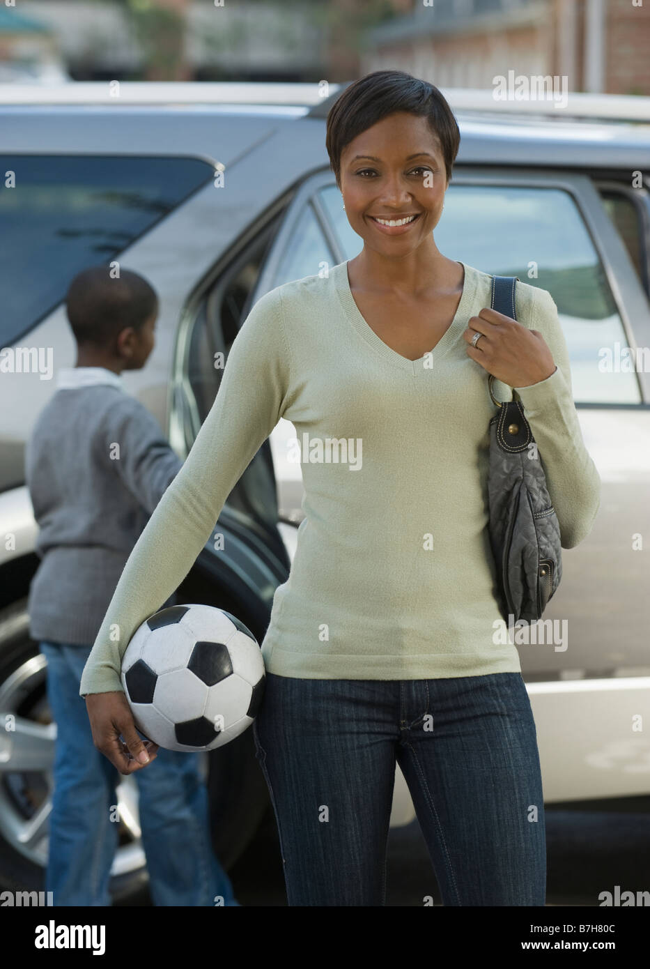 Afrikanische Mutter halten Fußball Stockfoto