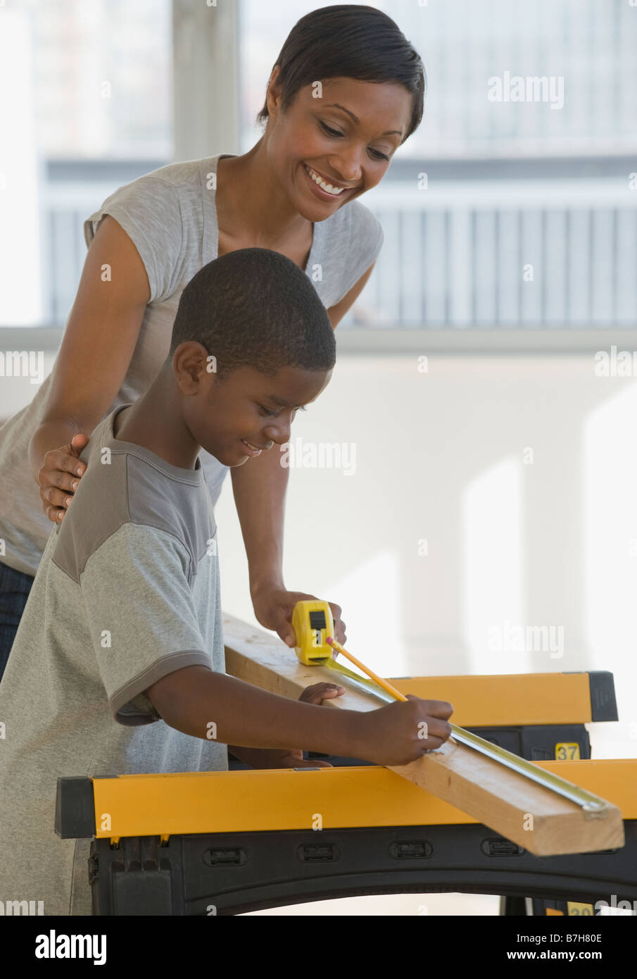 Afrikanische Mutter und Sohn Holzbearbeitung zusammen Stockfoto