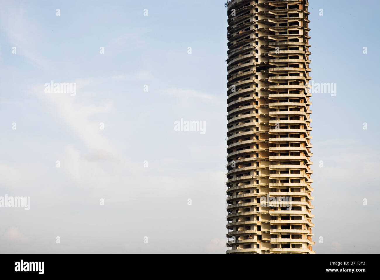 Verlassen halb errichteten Mehrfamilienhauses in Bangkok. Stockfoto