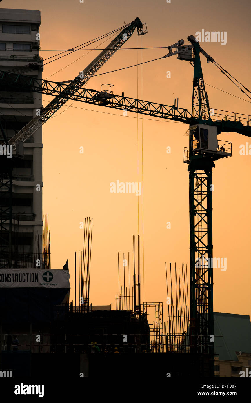 Bauarbeiten in Bangkok bei Sonnenuntergang Stockfoto