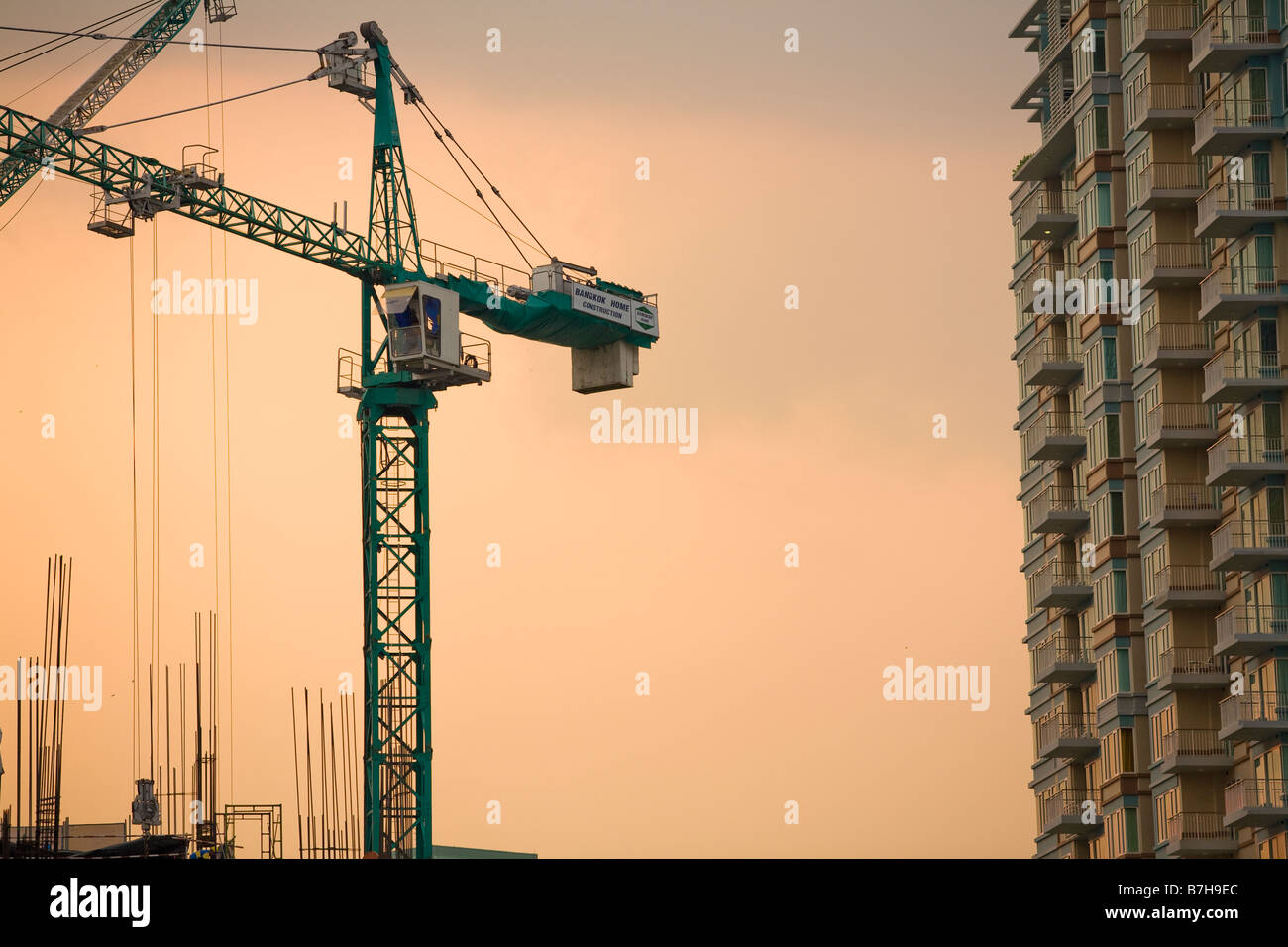 Bauarbeiten in Bangkok bei Sonnenuntergang Stockfoto
