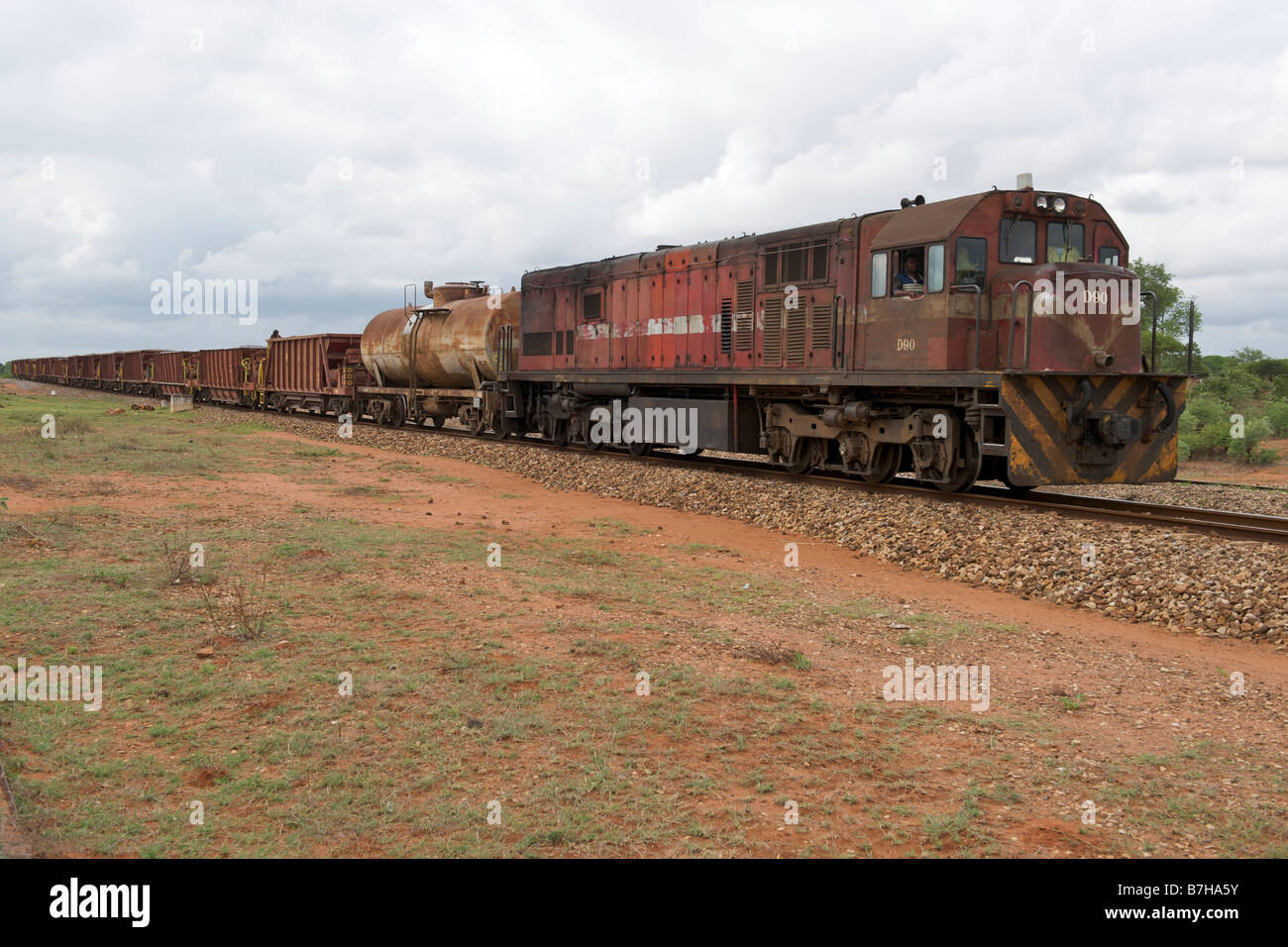 Auf der Eisenbahnstrecke zwischen Maputo und Simbabwe durch die
