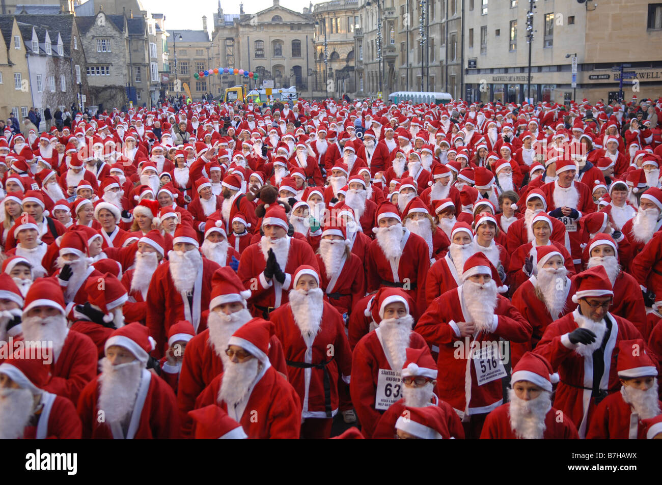 1000 Santa Vater Weihnachten gekleidet für einen jährlichen Spaß im Zentrum von Oxford Stadtzentrum laufen. Oxford, UK Stockfoto