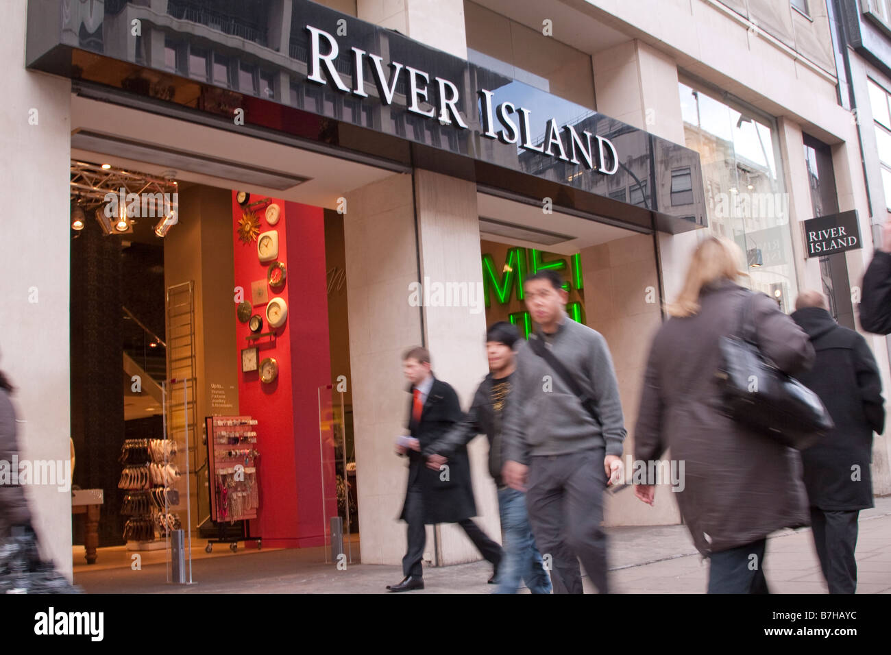 Januar 2009 Vertrieb Banner Angebot zum halben Preis oder mehr im Fenster der Flussinsel Zweig in der Londoner Oxford Street Stockfoto