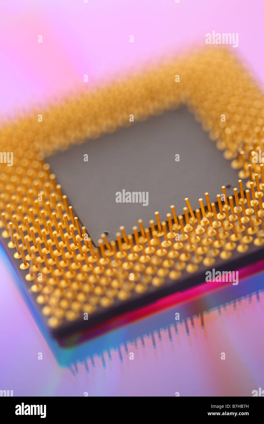 Computer-cpu-Prozessor-Chip auf lila Hintergrund Stockfoto
