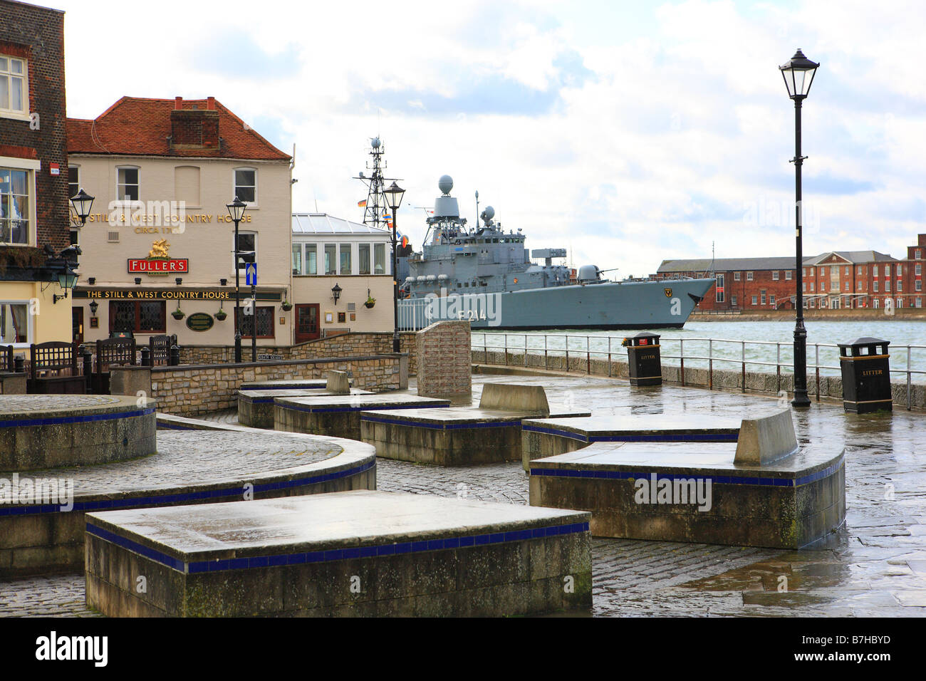 Deutsche Kriegsschiff Fregatte F214 Lübeck gesehen in Portsmouth ...