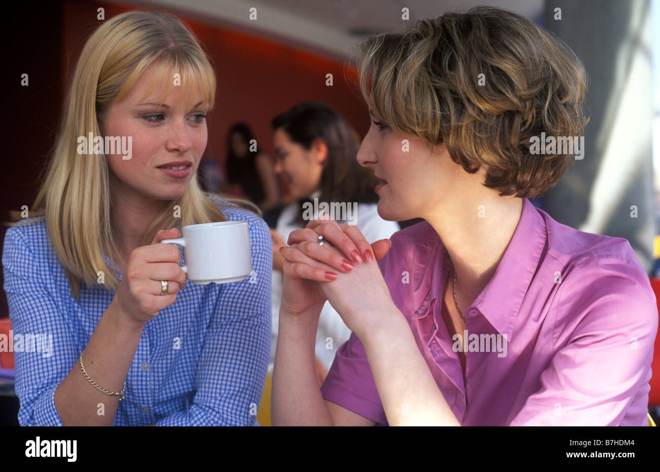 2 Frauen ernsthaft gesprochen, bei einer Tasse Kaffee in einem restaurant Stockfoto