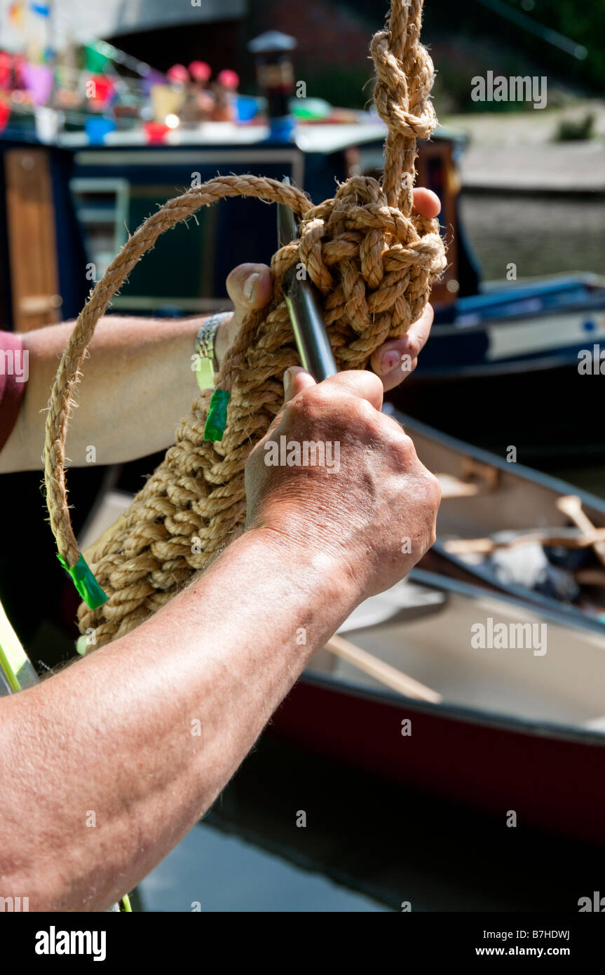 Die Hände eines Mannes hand binden ein Seil Kotflügel am jährlichen Kanal Festival in Newbury Berkshire England Stockfoto