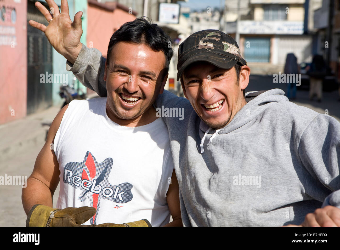 Zwei glückliche guatemaltekische Männer auf der Straße in Quetzaltenango, Guatemala Stockfoto