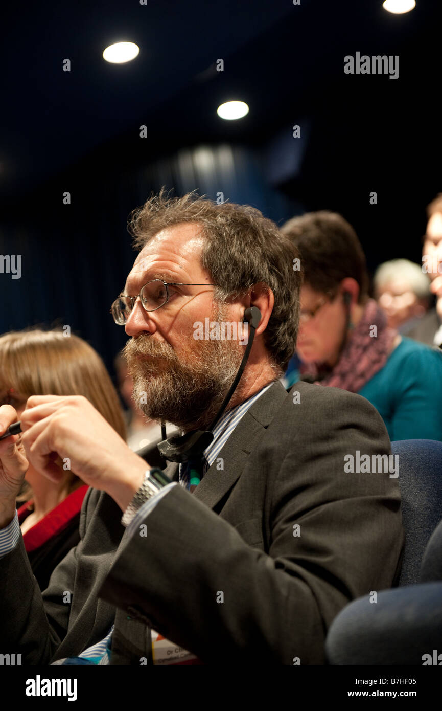 Ein Mann Delegierter auf einer Konferenz in Wales die Aussprache über Simultanübersetzung Kopfhörer Stockfoto