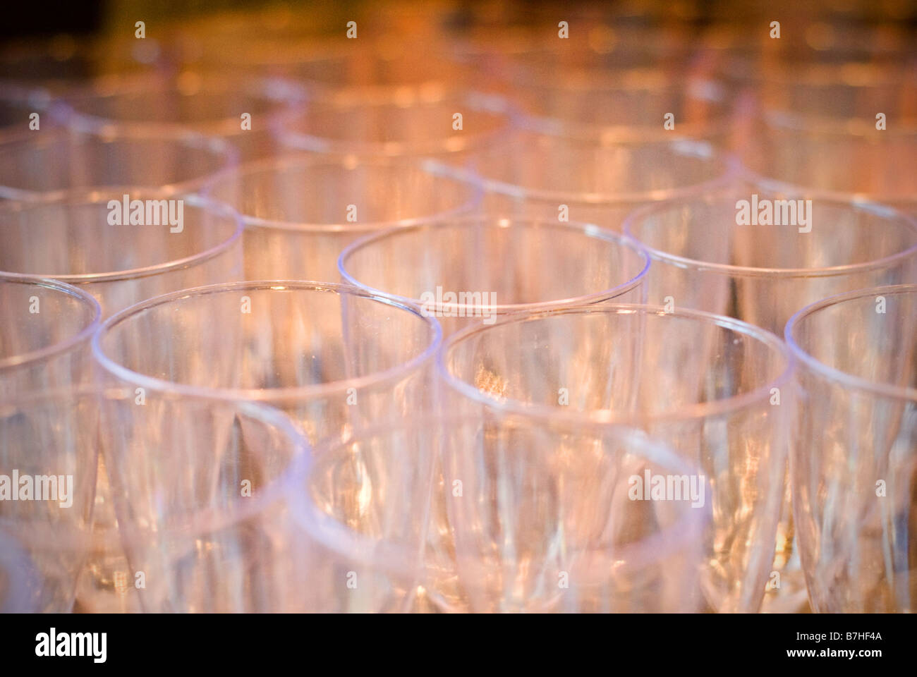 Ein Konzept Detail Schuss von den Rändern der Sektgläser auf einer Party. Stockfoto