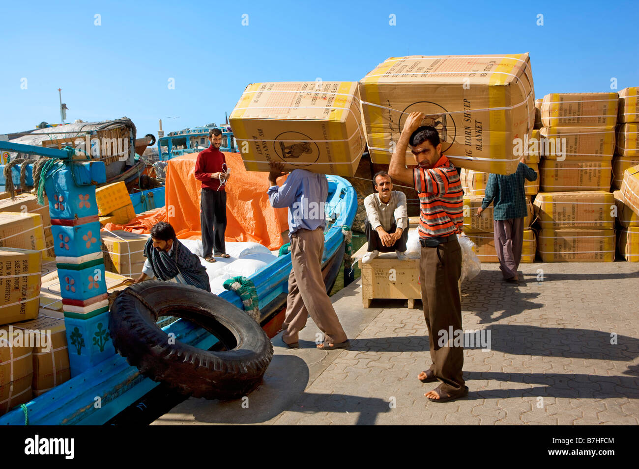 Arbeiter laden Dhow am Dubai Creek Vereinigte Arabische Emirate Stockfoto