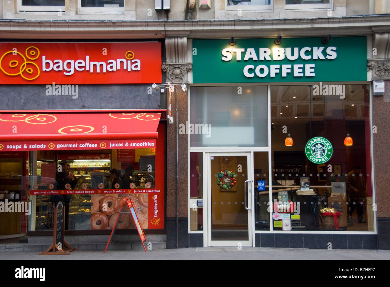 Starbucks und Bagelmanis, London Wall Stockfoto