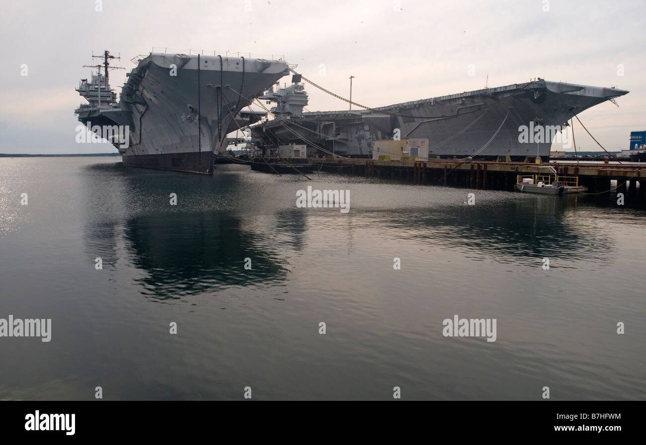 Die USS Forrestal und Saratoga, zwei dies Flugzeugträger der US Navy, auf der Marine base in Newport, Rhode Island Stockfoto