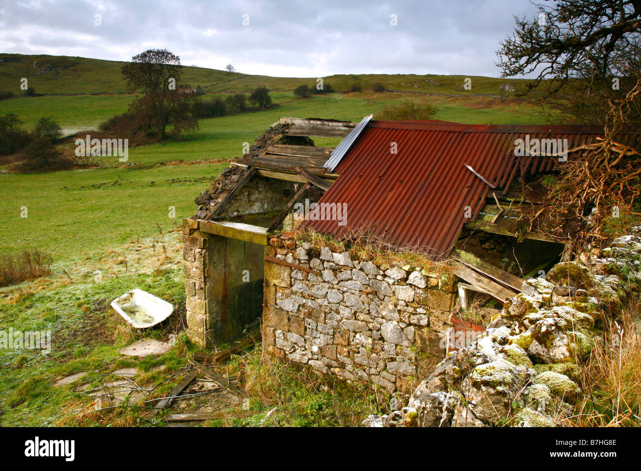 Verfallenen Scheune, Carsington pasture, Peak District Park, Derbyshire, England, UK. Stockfoto