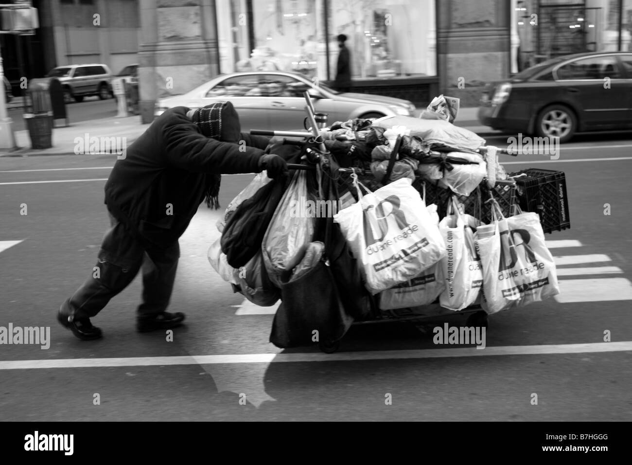 Eine Stadtstreicherin in New York. Stockfoto