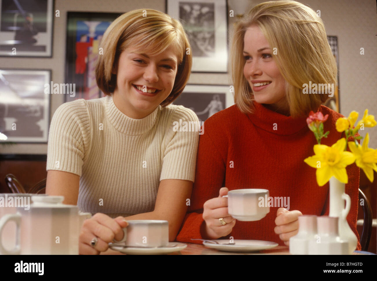 2 junge Frauen plaudern und Lachen gemeinsam in einem restaurant Stockfoto