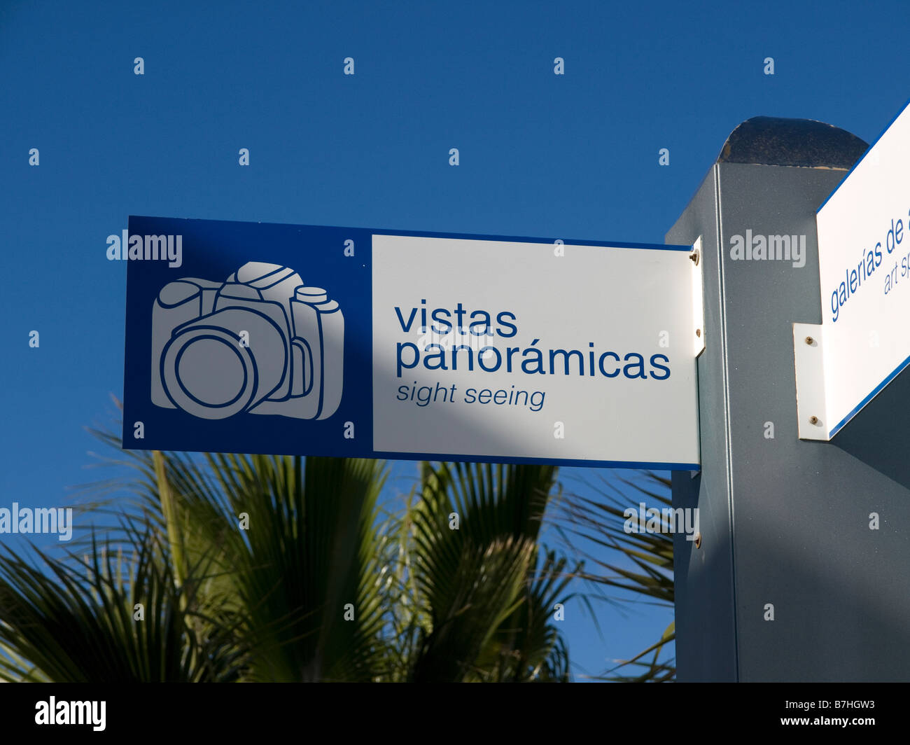 Melden Sie mit einer Kamera für Sightseeing Ausblicke Panoramicas am Playa Blanca Lanzarote Kanarische Inseln an Stockfoto