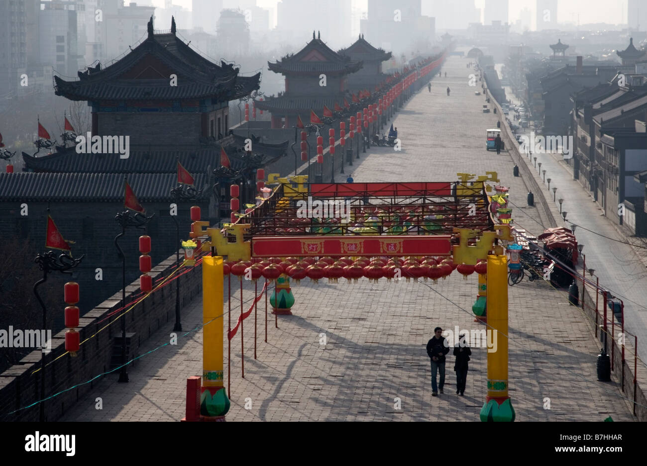 Touristen, die ein Spaziergang auf der Stadtmauer umkreist, die Xian in China. Stockfoto