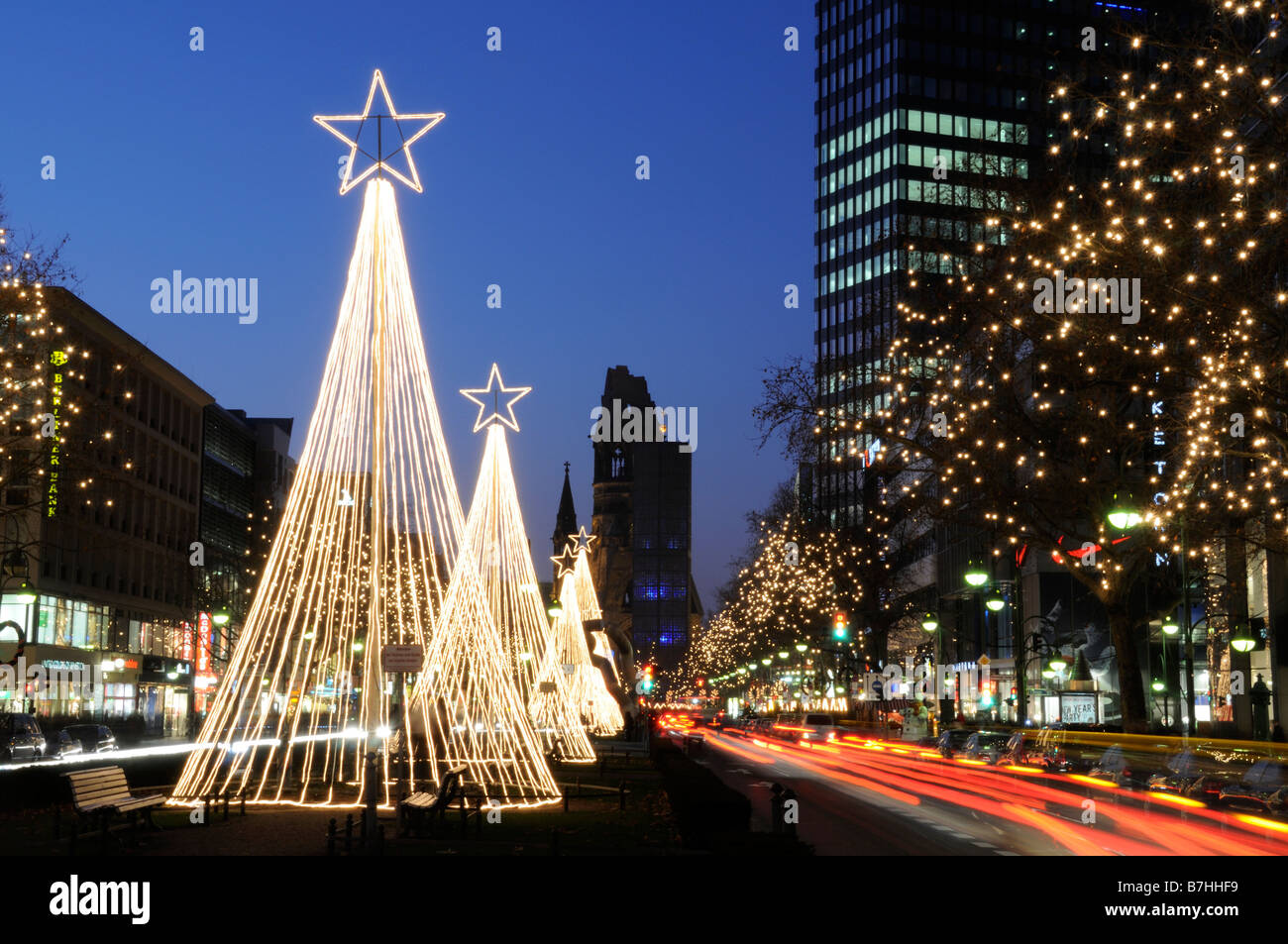 Weihnachtsbeleuchtung in Berlin bei Nacht Stockfoto