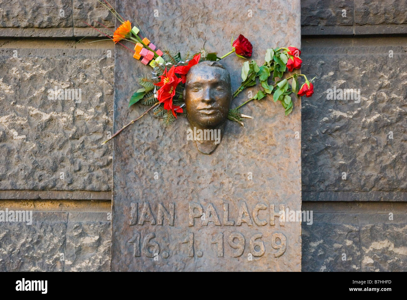 Kränze und Blumen am Denkmal von Jan Palach am Nam Jana Palacha zum 40. Jahrestag des ihn brennen selbst lebendig im Jahr 1969 Stockfoto