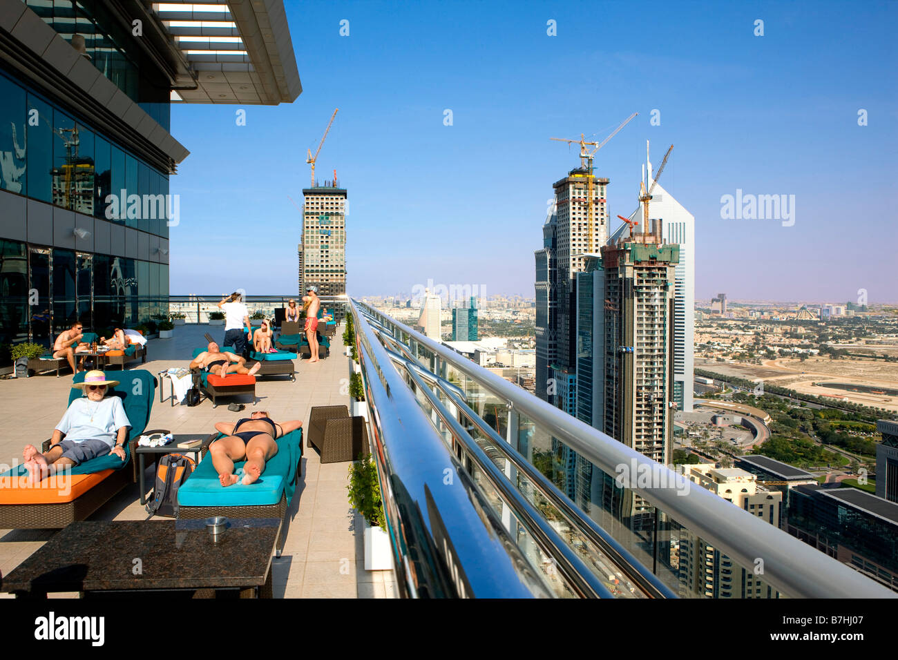 Dach eines Hotels auf Scheich Rayed Road in Dubai Stockfoto