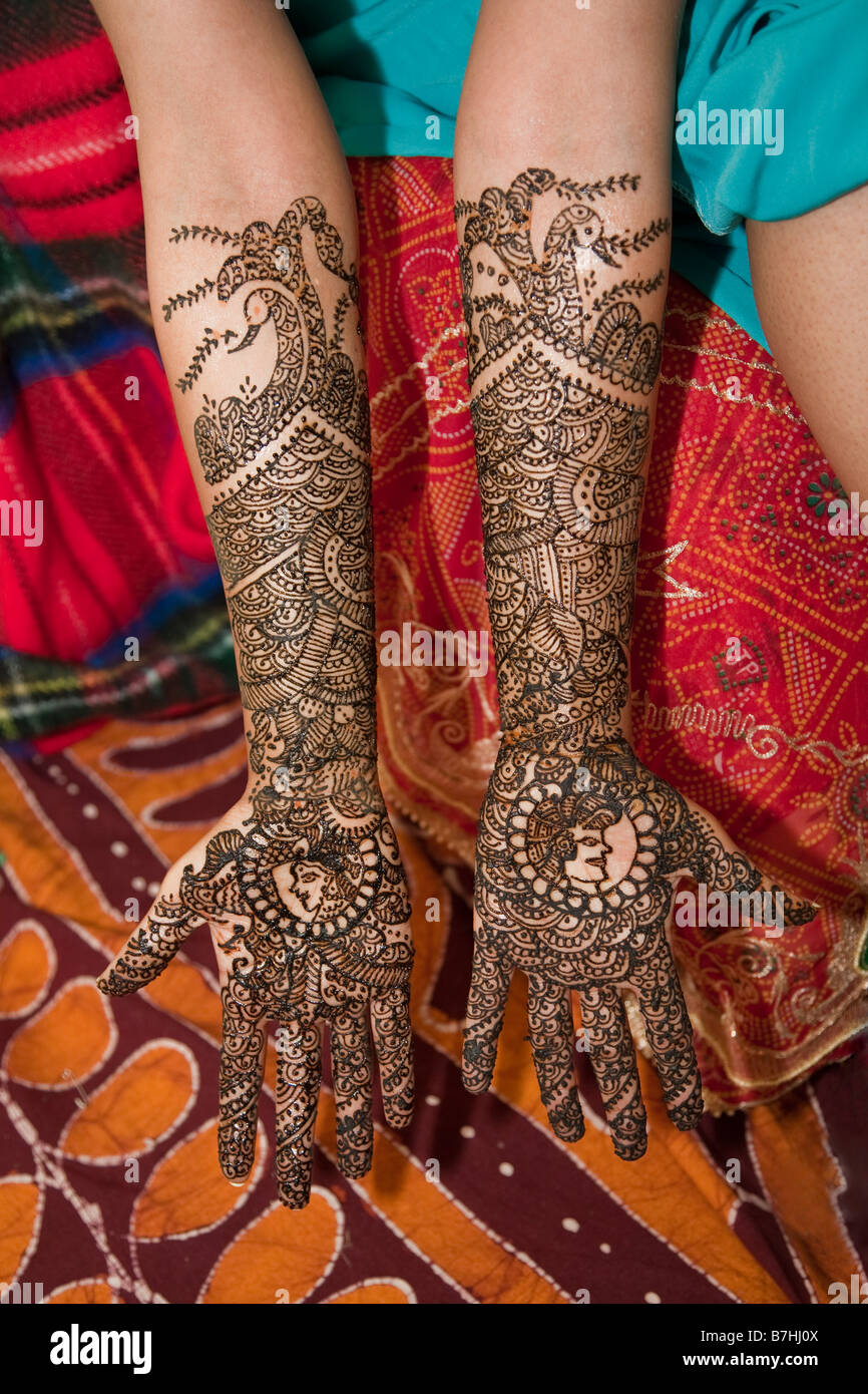 Traditionelle Bridal Mehndi (Henna Body-Art), die Kunst des Schmückens Frauen Händeund Füße. In vielen Hochzeiten verwendet. Stockfoto