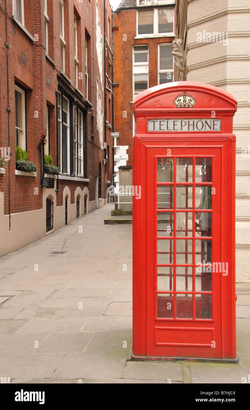 Rote Telefon box Telegraph Straße der City of London. Retro-Bild von London mit klassischen Telefon box im Vordergrund. Stockfoto