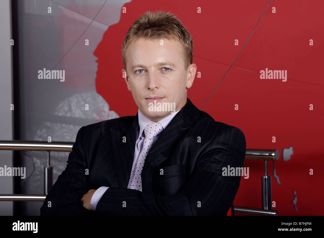 Ernst-Reporter und Fernseh-Manager im Studio in die Kamera schaut Stockfoto