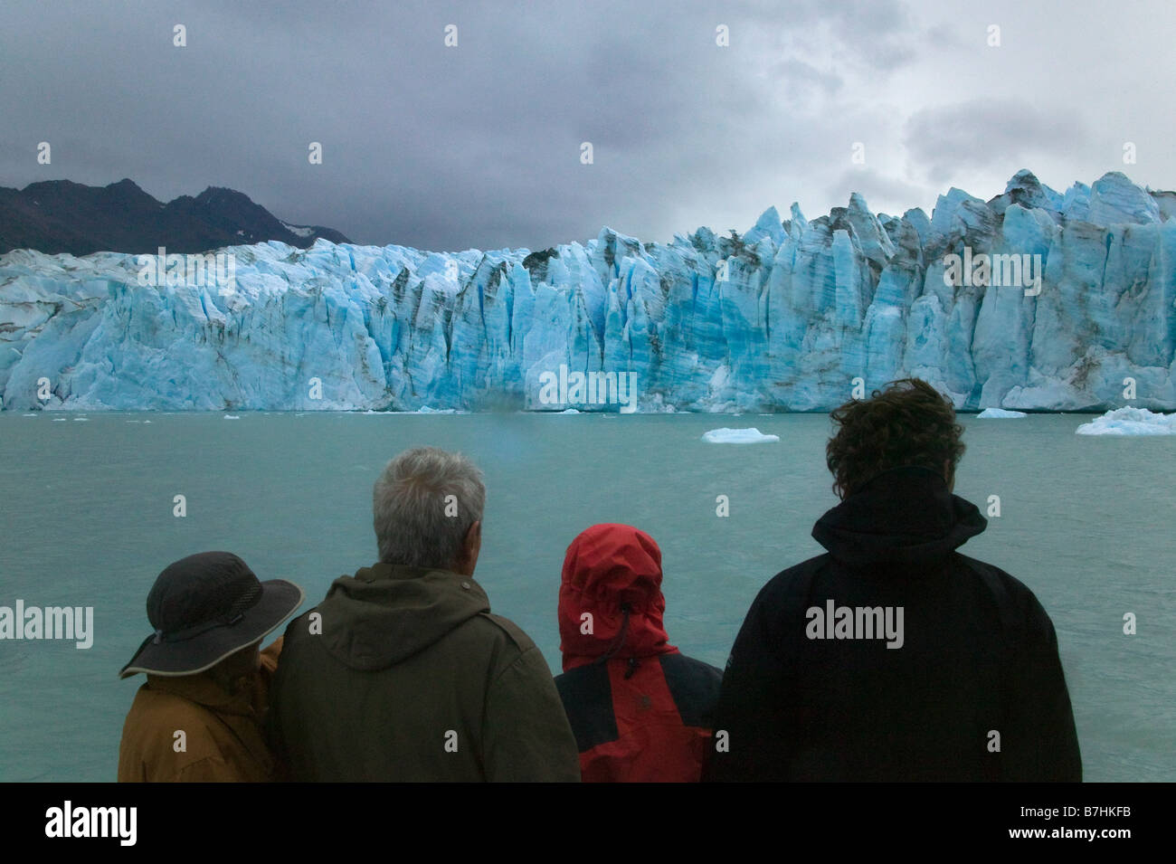 Touristen, die Gletscher Viedma mit Lago Viedma Los Glaciares National Park Patagonien Argentinien anzeigen Stockfoto