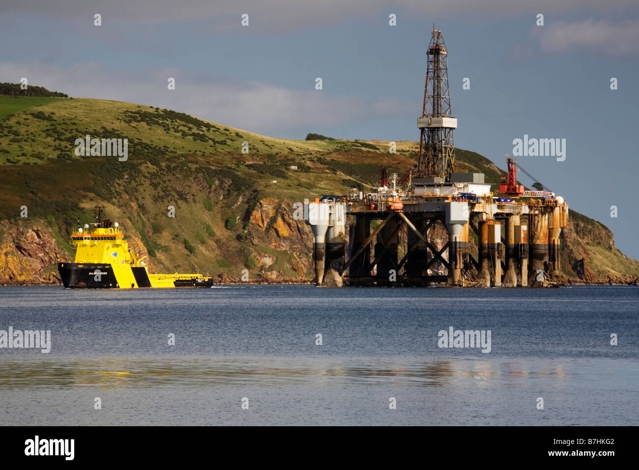 Ölplattform Ozean Nomad geschleppt durch den Cromarty Firth auf dem Weg nach Invergordon Schottland Stockfoto