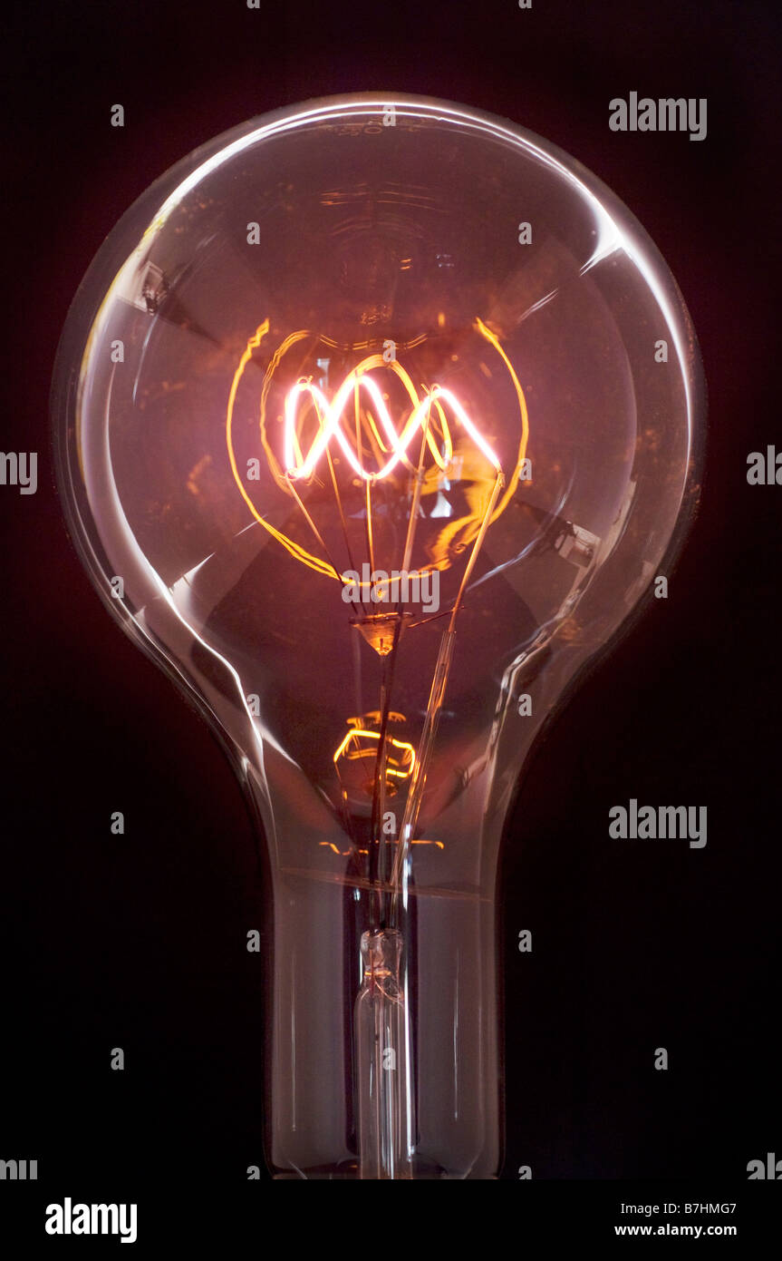 Eine klare 1000 Watt Glühlampen OSRAM Glühbirne hergestellt in den 1930er Jahren und immer noch funktioniert. Stockfoto