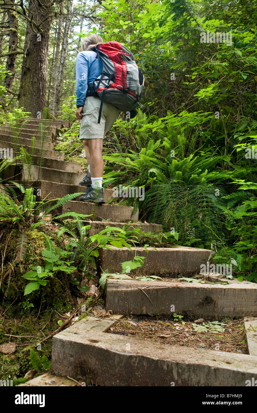 BRITISH COLUMBIA Wanderer auf der North Coast Trail südlich von Nissen Bight in Cape Scott Provincial Park auf Vancouver Island. Stockfoto