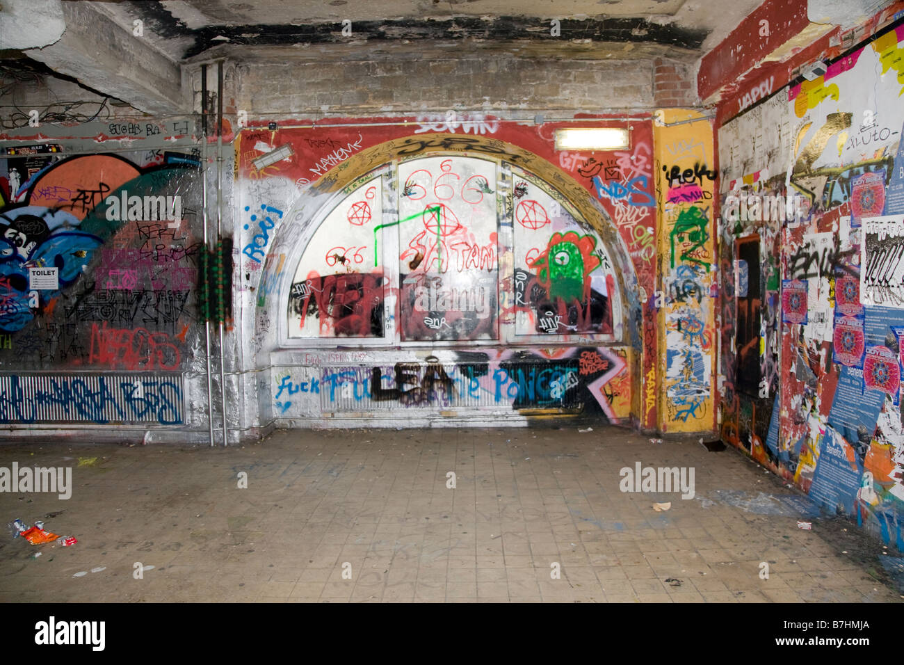 Grafitti bedeckt Wände in einem alten hocken Berlin Deutschland Stockfoto