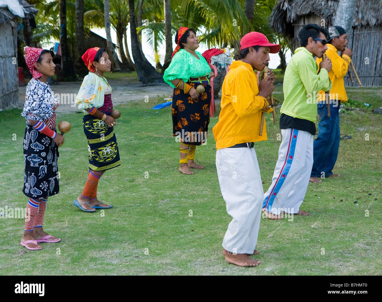 Lokalen Kuna-Indianer üben einen traditionellen Tanz auf Isla Pelikano San Blas Inseln, Panama Stockfoto