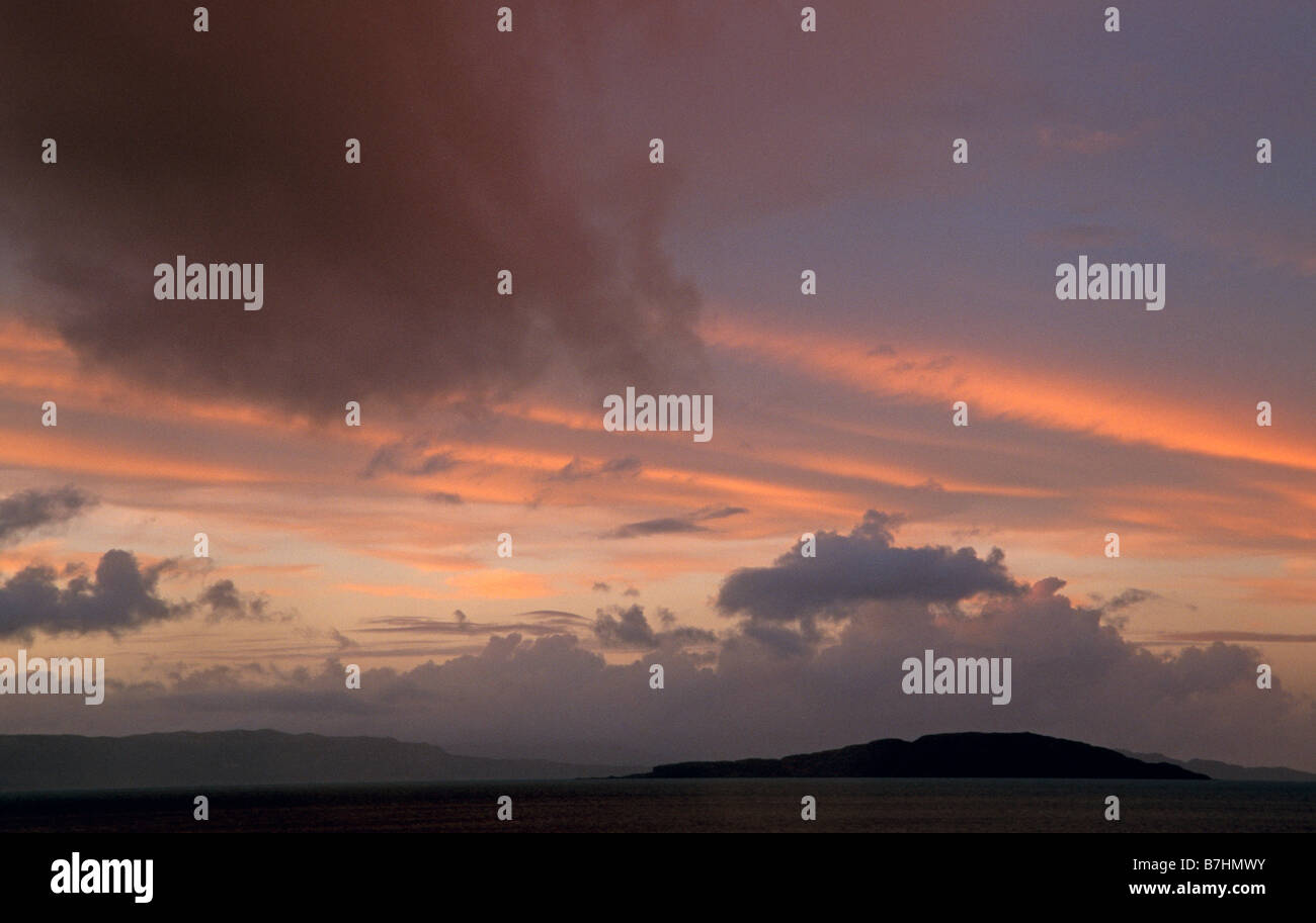 Wolken über der Insel Eilean Mor Ansicht von Eilean Ban Insel. Stockfoto