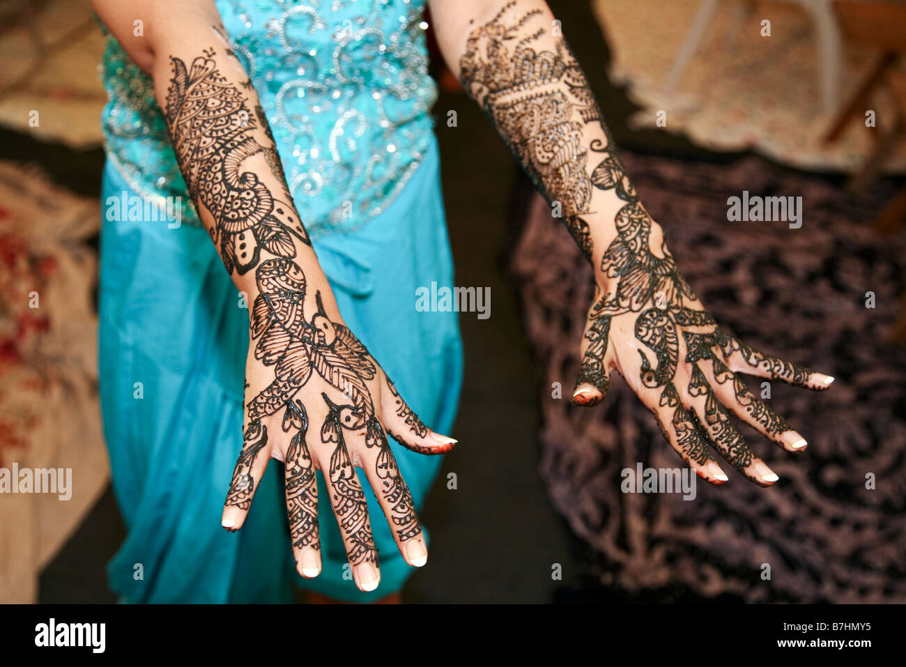 Traditionelle Bridal Mehndi (Henna Body-Art), die Kunst des Schmückens Frauen Händeund Füße. In vielen Hochzeiten verwendet. Stockfoto