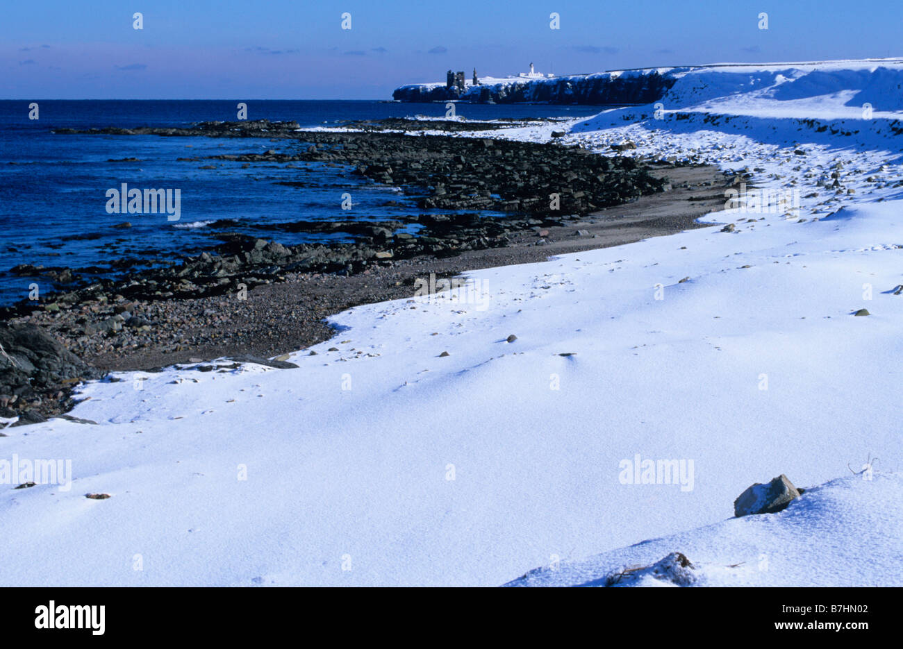 Sinclairs Bay und Sinclair und Girnigoe Burgen prominent auf Noss Head, Caithness, Schottland, Winter. Stockfoto