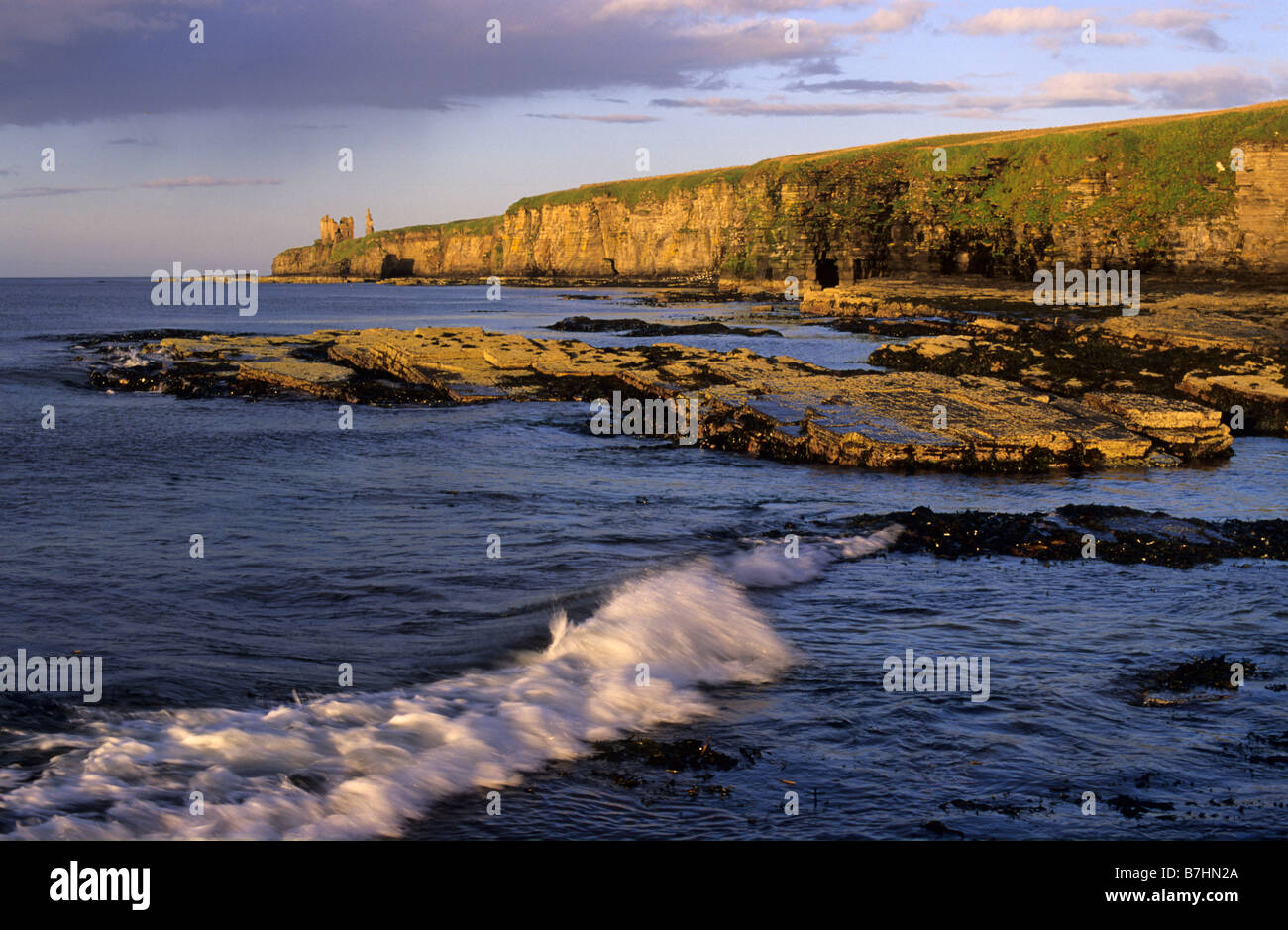 Sinclairs Bay und Sinclair und Girnigoe Burgen prominent auf Noss Head, Caithness, Schottland, Winter. Stockfoto