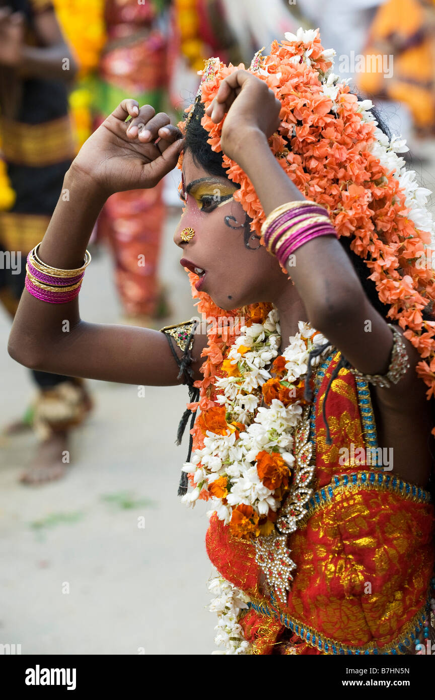 Hindu indischer Junge gekleidet wie Gopi für eine Straße in der Stadt Puttaparthi, Andhra Pradesh, Indien Stockfoto