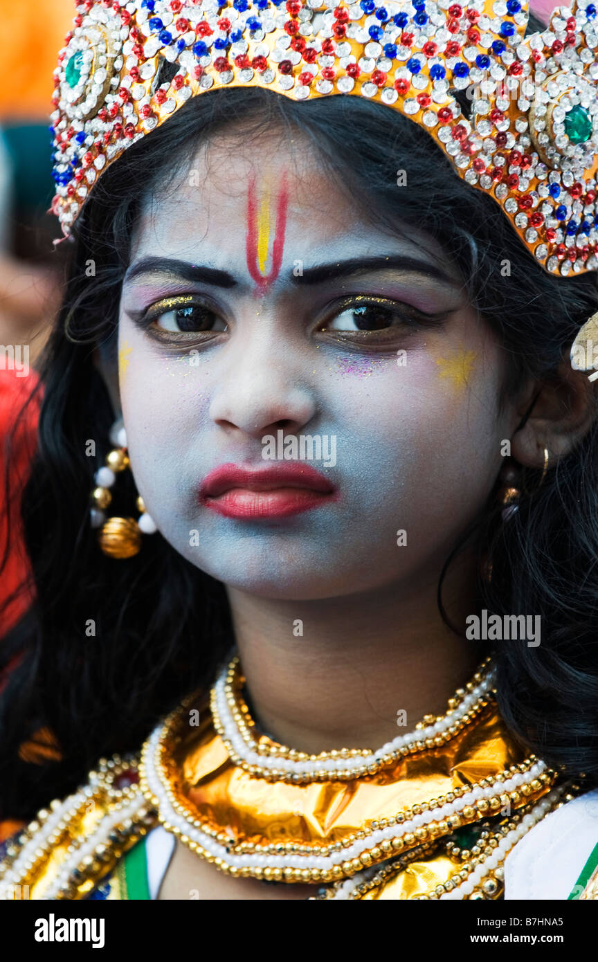 Indisches Kind verkleidet als der hinduistische Gott Rama für eine Straße in der Stadt Puttaparthi, Andhra Pradesh, Indien Stockfoto