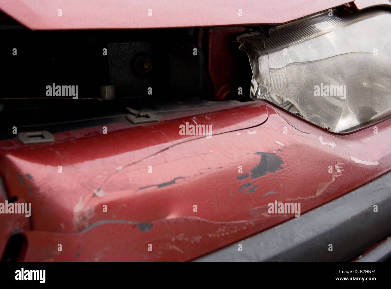Nahaufnahme von Kollisionsschäden an der Stoßstange und Scheinwerfer. Geringe Schärfentiefe mit Fokus auf die Scheinwerfer. Stockfoto