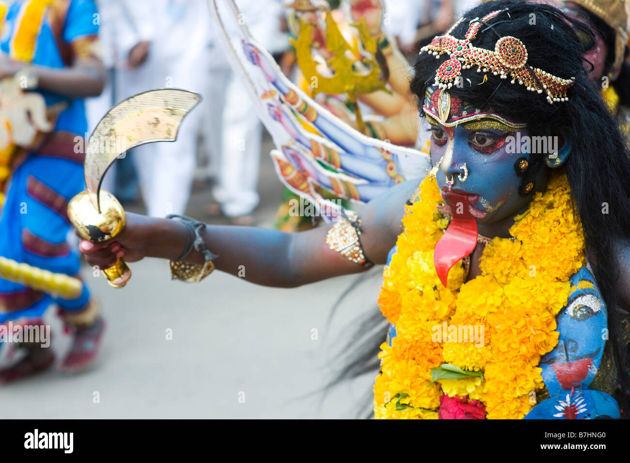Indische Kind verkleidet als Hindu Gott Durga / Kali für eine Straße Festzug in der Stadt von Puttaparthi, Indien Stockfoto