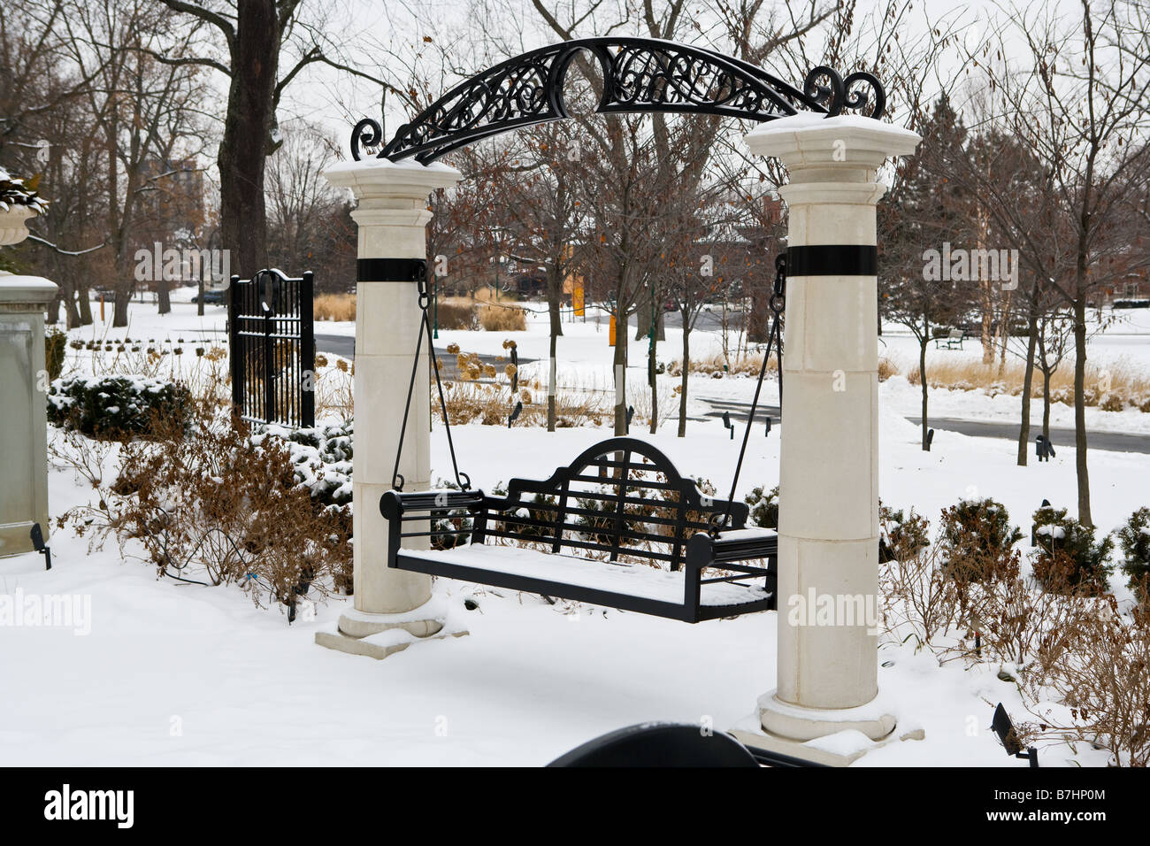 Eine hängende Schaukel im Franklin Park in der Winterzeit. Stockfoto