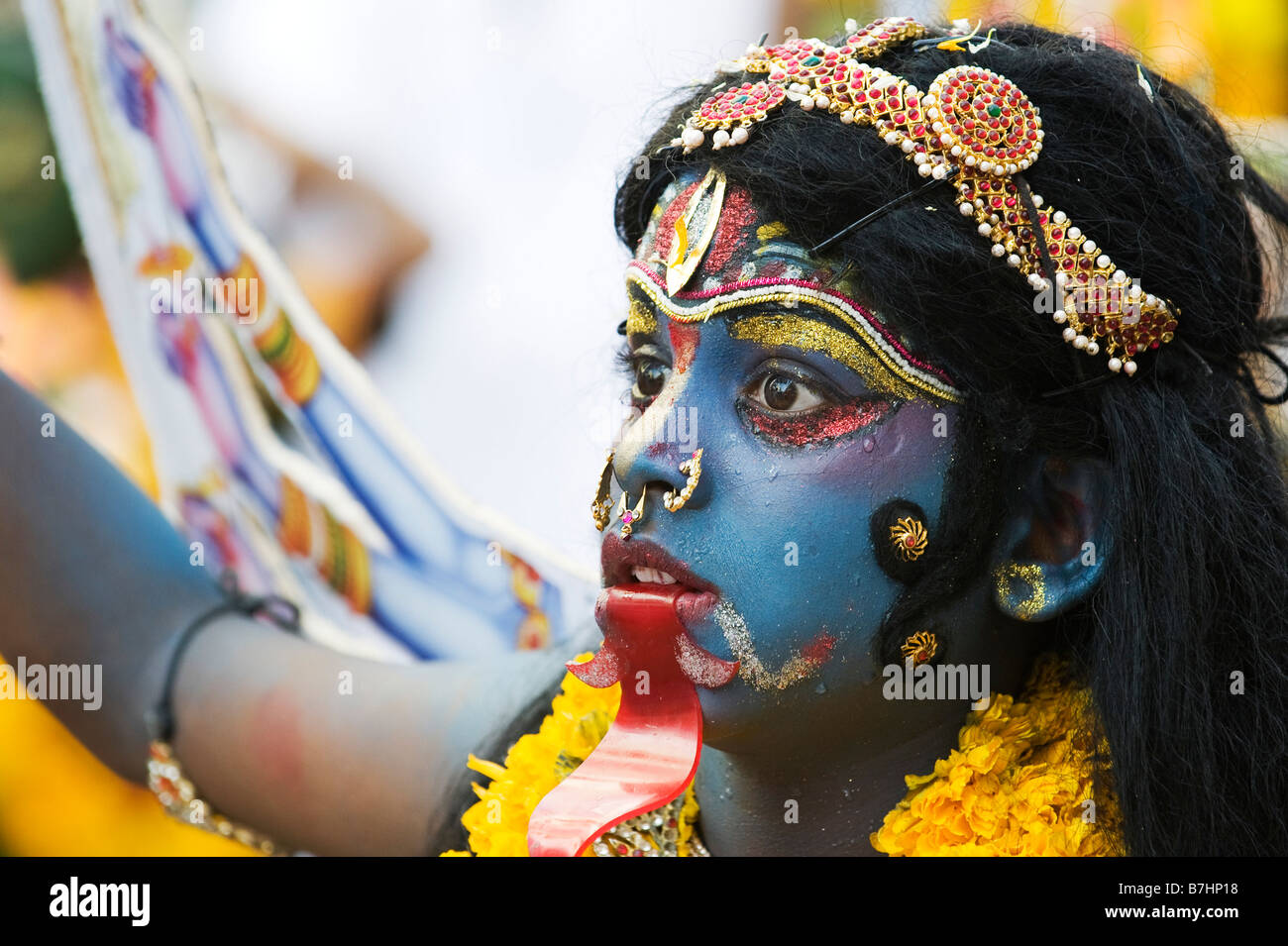 Indisches Kind verkleidet als die hinduistischen Gottes Durga Kali für eine Straße in der Stadt Puttaparthi, Andhra Pradesh, Indien Stockfoto