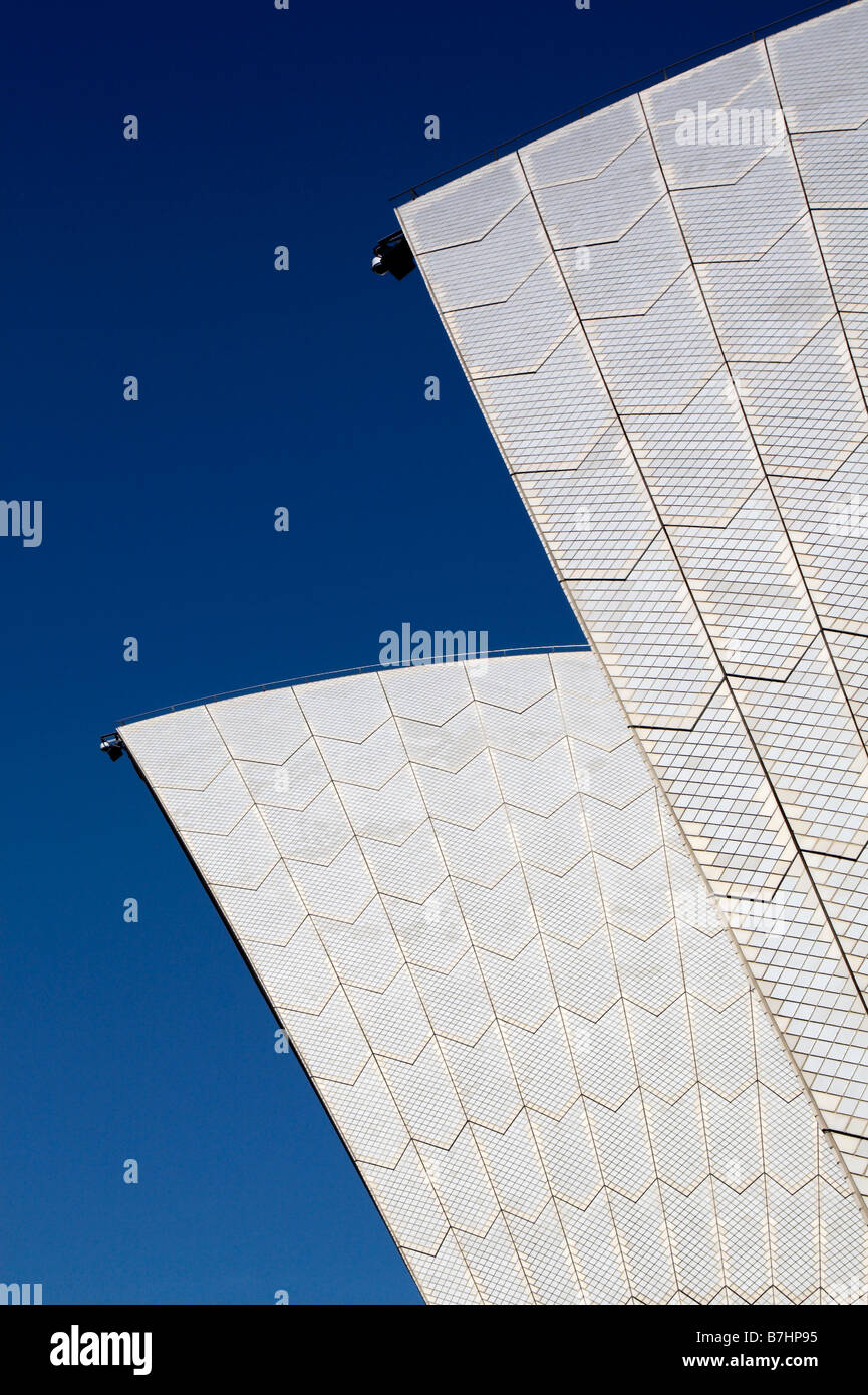 Dach des Sydney Opera House vor blauem Himmel Stockfoto